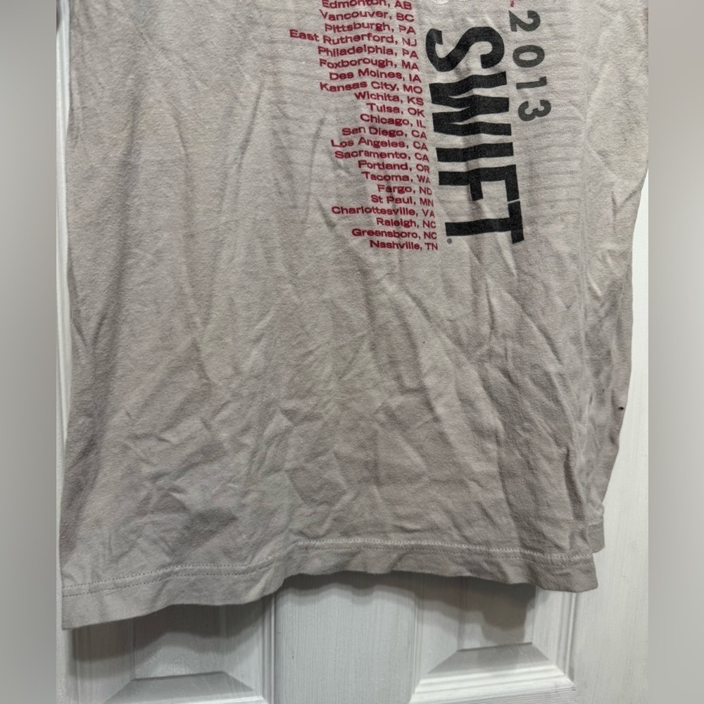 Taylor Swift The RED Tour 2013 Concert T-Shirt Women’s Small Unisex Light Gray - Picture 15 of 16